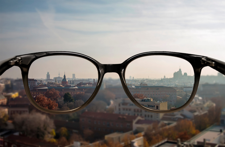 Miopía - visión borrosa de lejos - paisaje urbano borroso y gafas con visión nítida