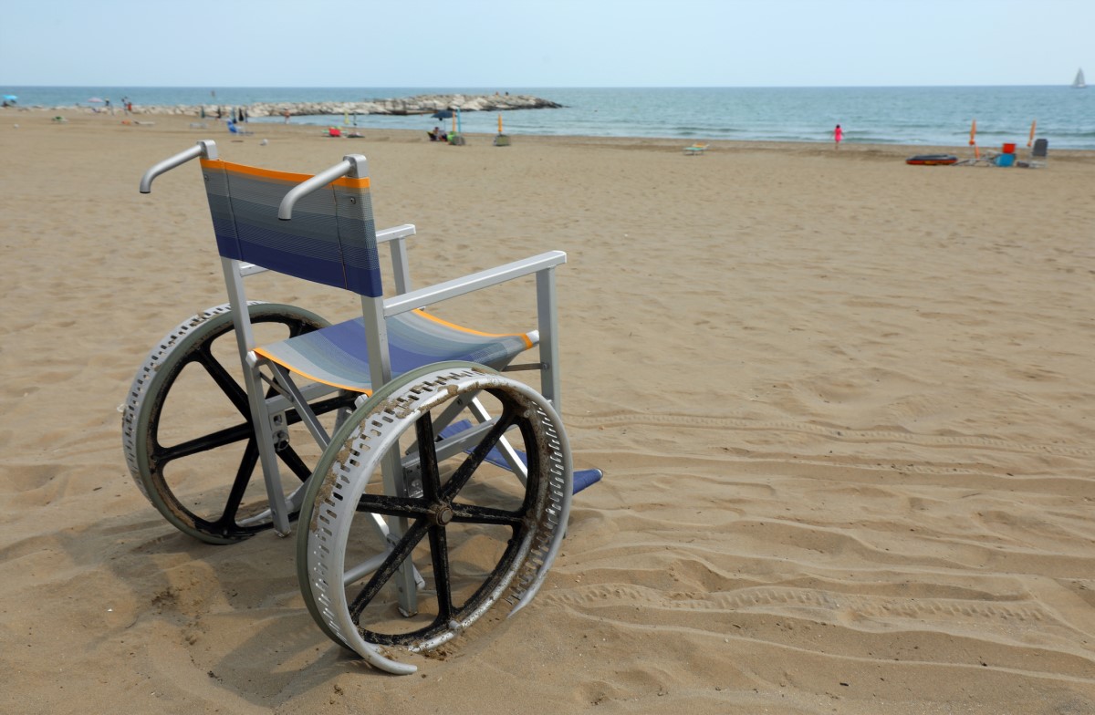 Silla de ruedas vacía en la playa