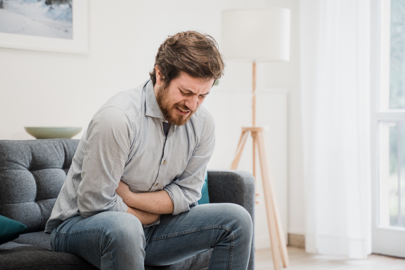 El dolor en la parte superior del abdomen es el síntoma más frecuente de las úlceras gástricas y duodenales.