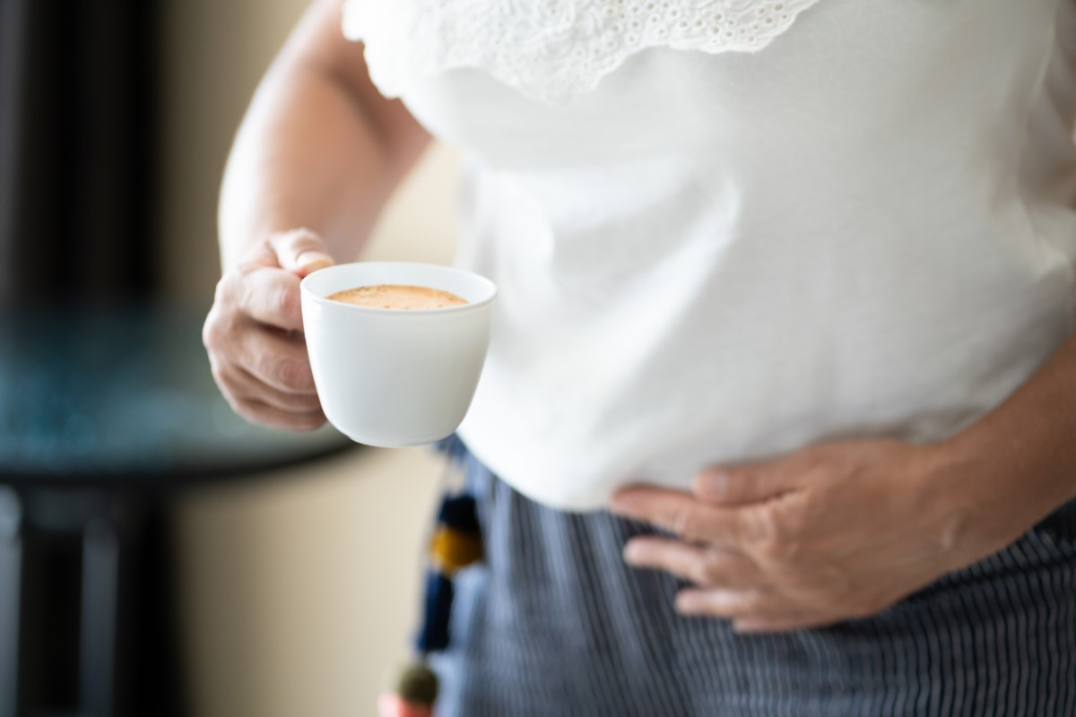 Una taza de café en la mano como factor de riesgo de empeoramiento de los síntomas de reflujo