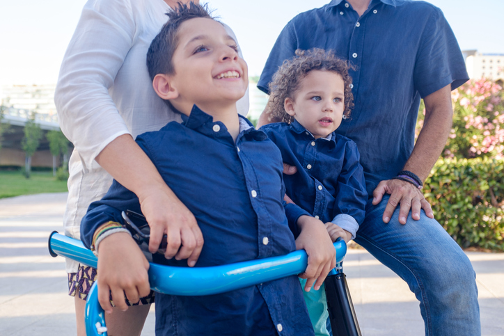 Niño con parálisis cerebral, familia