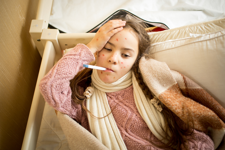 Niña con sarampión, fiebre - se toma la temperatura