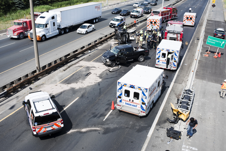 Accidente de tráfico, coches, bomberos, policía, servicio de rescate