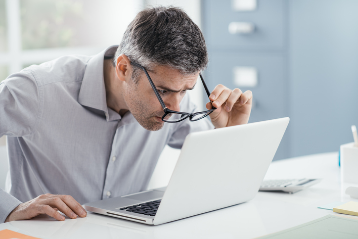 El problema es la lectura: el hombre detrás del ordenador no ve bien sin gafas