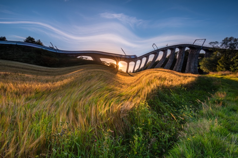 Deformación de la imagen - metamorfosis de un paisaje con un puente