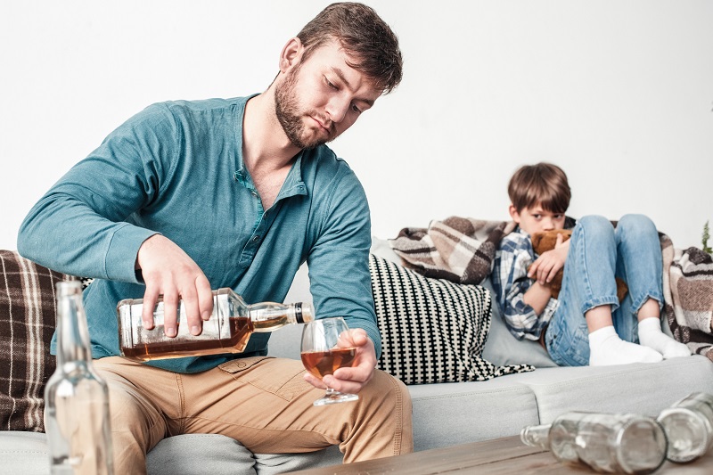 La adicción del padre al alcohol. Los niños lo sufren especialmente.