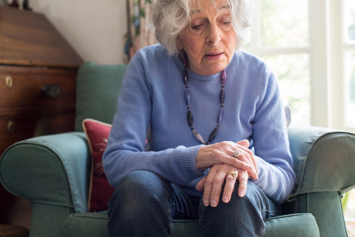 Una mujer tiene problemas de temblores en las extremidades superiores debido a la enfermedad de Parkinson