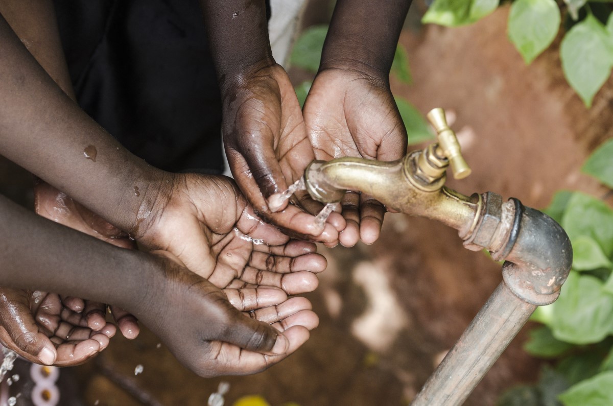 Las manos de la gente bajo el agua