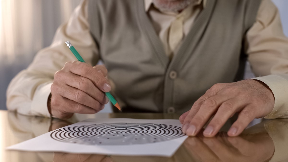 Un estudiante de último curso intenta resolver un laberinto en papel