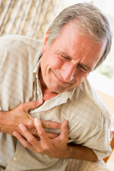 Un anciano se agarra el pecho en la región del corazón, tiene palpitaciones, o taquicardia, y angina, o dolor torácico