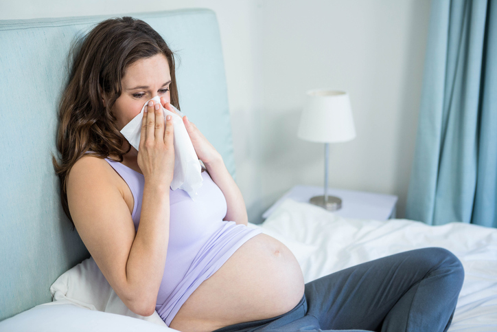 Mujer embarazada con gripe