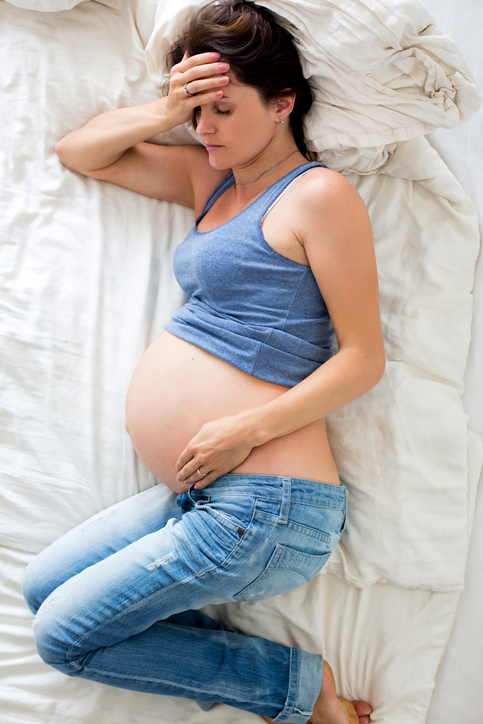 Embarazo e insomnio, una mujer tumbada en la cama