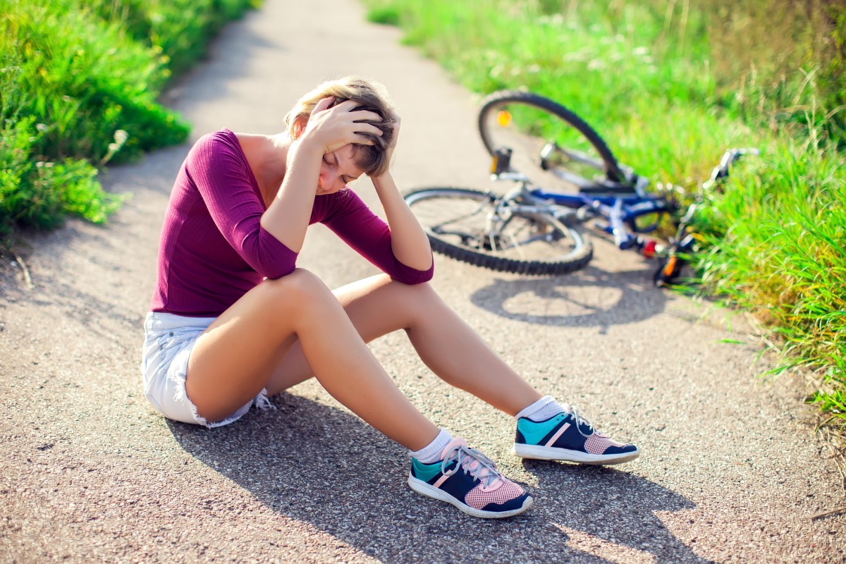 Herida en la cabeza una mujer al caer de una bicicleta