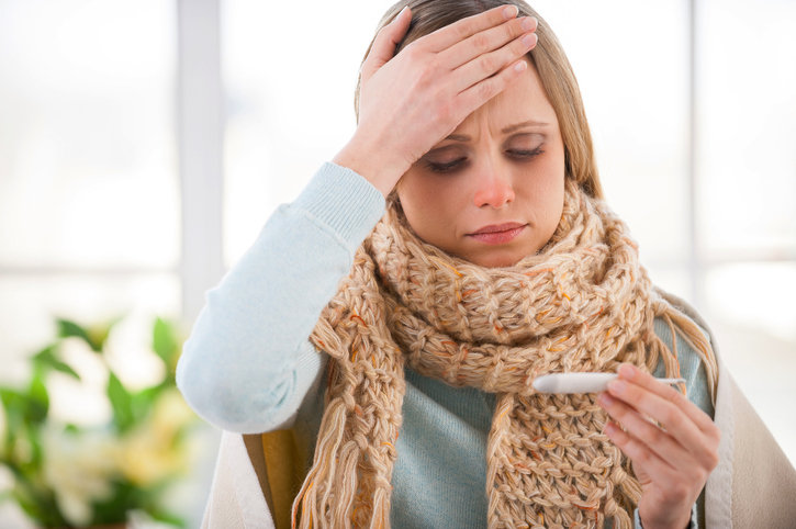 Mujer enferma, resfriado, gripe