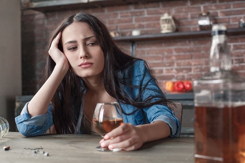 Mujer con un vaso de vino