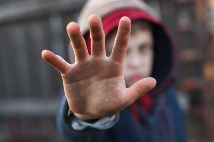 Niño con las manos sucias, la mano apuntando hacia delante