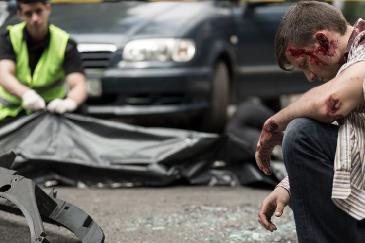 hombre con la cabeza ensangrentada tras un accidente de coche