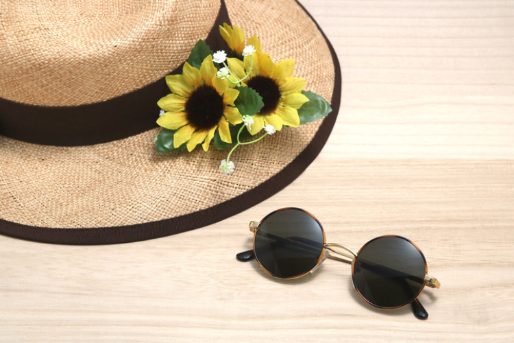 sombrero con girasoles y gafas