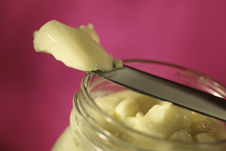 mascarilla de ingredientes caseros de color amarillo en tarro