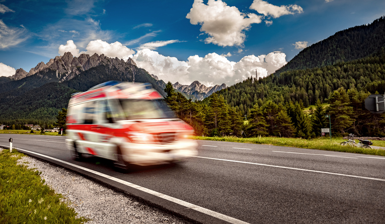 Ambulancia circulando por la carretera.