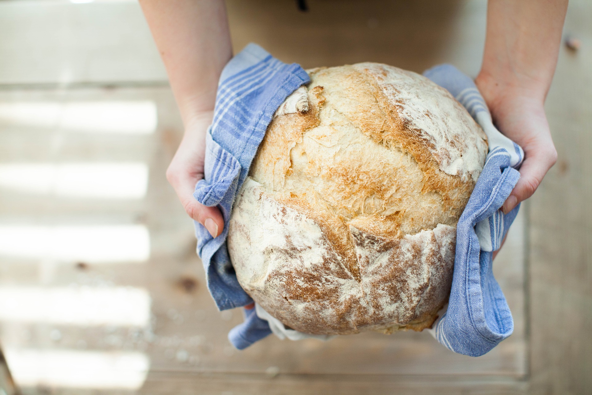 Persona con pan sin gluten en la mano