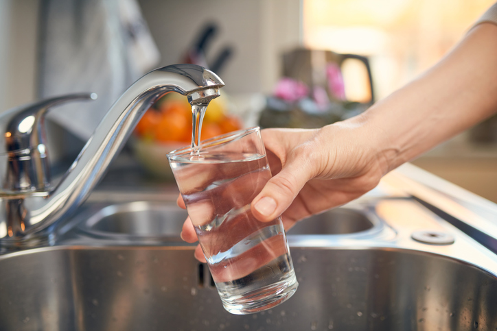 Llenado de agua fresca del grifo