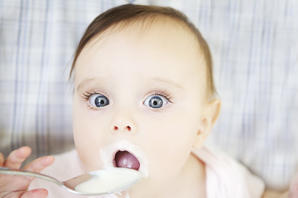 Dieta con ojos grandes comiendo yogur