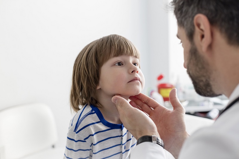 Examen médico de las amígdalas en un niño