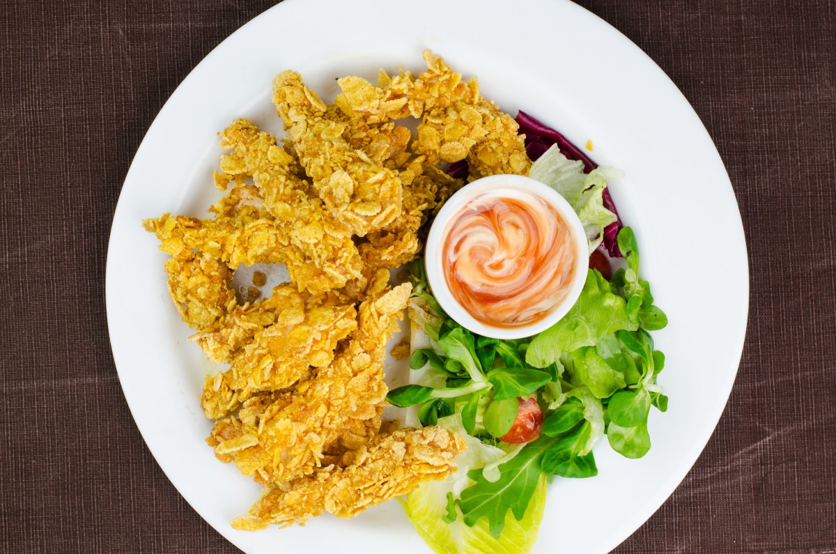 Tiras de pollo caseras con ensalada