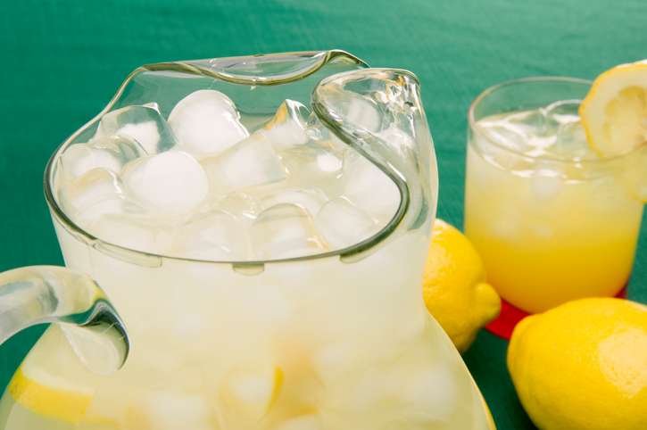 jarra de cristal con limonada y cubitos de hielo