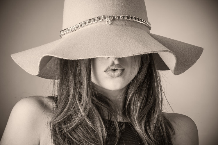 foto en blanco y negro de una mujer con un gran sombrero