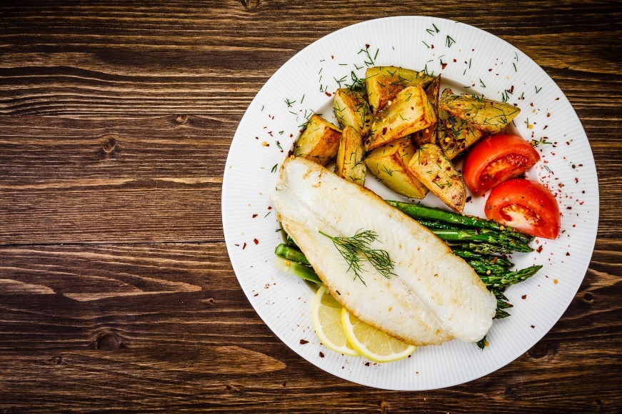 Ejemplo de cena: pescado a la plancha con espárragos, patatas asadas, hierbas y verduras frescas.