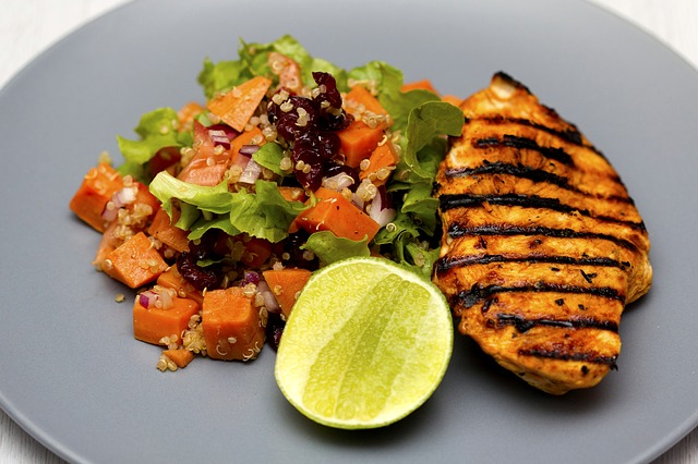 Pechuga de pollo a la plancha. Verduras a la plancha. En un plato blanco.