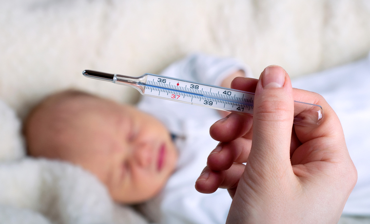 Medir la temperatura corporal a un niño pequeño