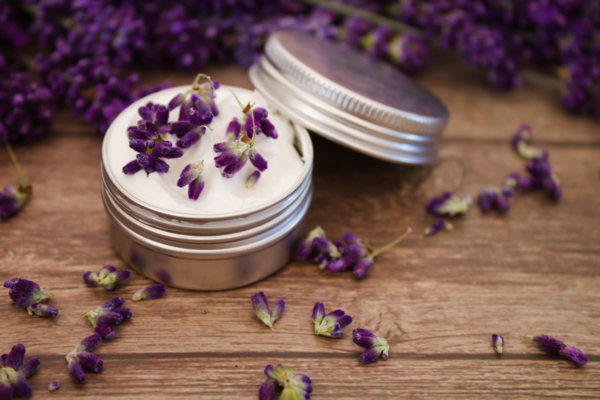 Crema de lavanda colocada sobre una mesa de madera como profilaxis de la migraña