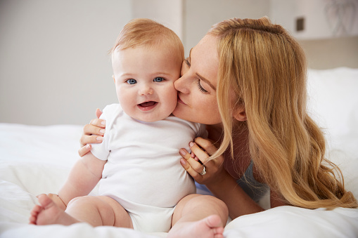 madre besando a su hijo feliz