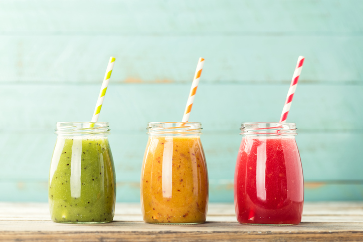 Pajitas de tres colores para batidos de frutas: verde, amarilla y roja