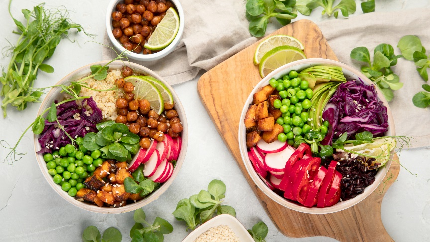 Ejemplo de cena: poké bowl: proteína (pollo/tofu/pollo), quinoa/arroz, judías edamame y verduras frescas.