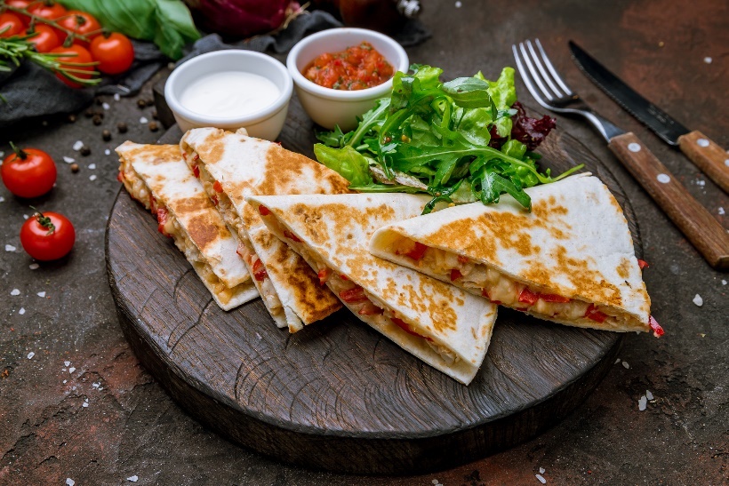 Ejemplo de almuerzo: quesadilla al horno con carne/frijoles y verduras. Guarnición con salsa de tomate y verduras frescas.