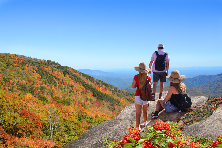 familia de excursión en la montaña