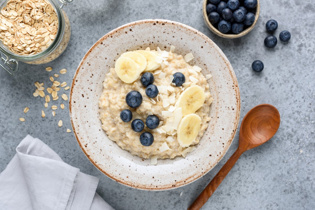 Desayuno dulce: gachas de proteínas con fruta fresca y coco