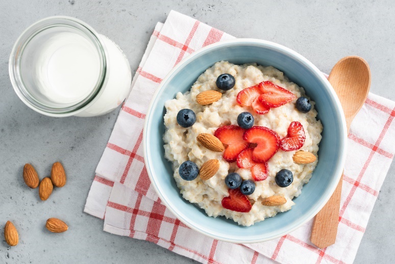 Ejemplo de desayuno dulce: pudding/ gachas de proteínas con fruta fresca y una pequeña cantidad de frutos secos/semillas.