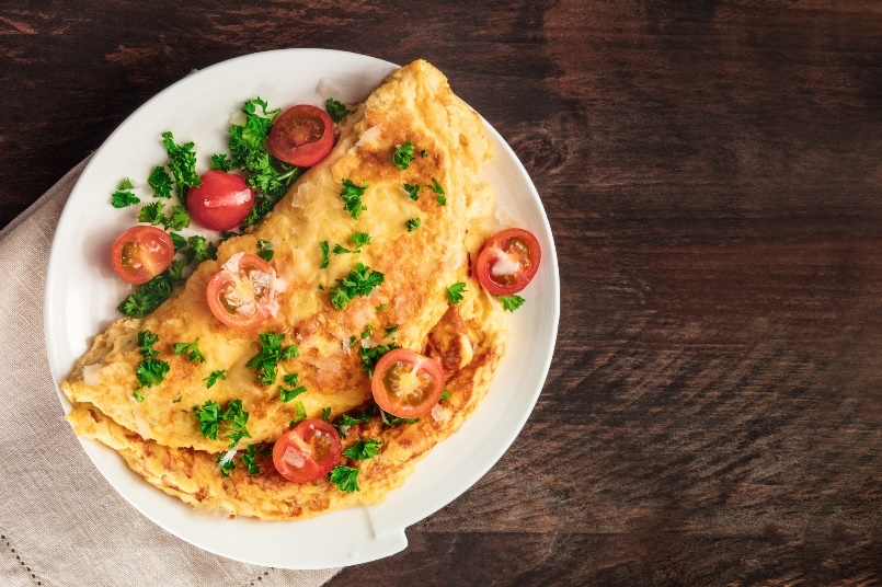 Ejemplo de desayuno salado: tortilla de huevo con hierbas y verduras frescas