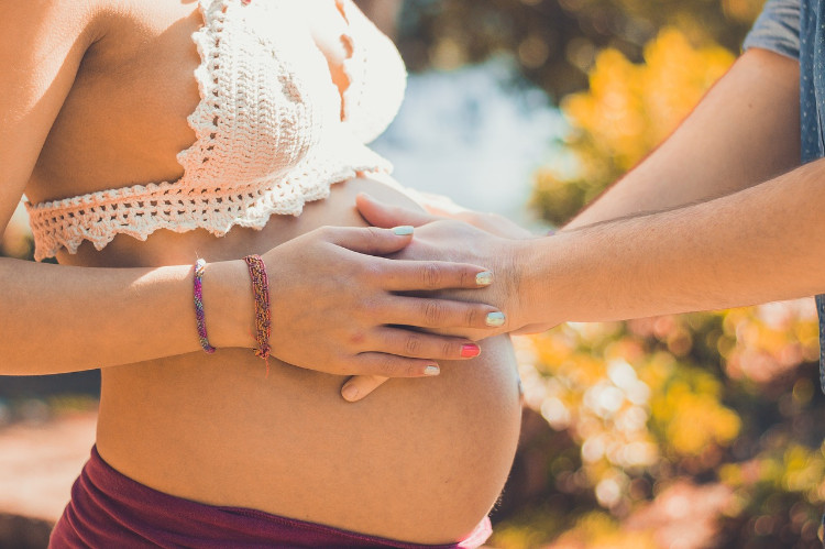 abdomen de la mujer embarazada