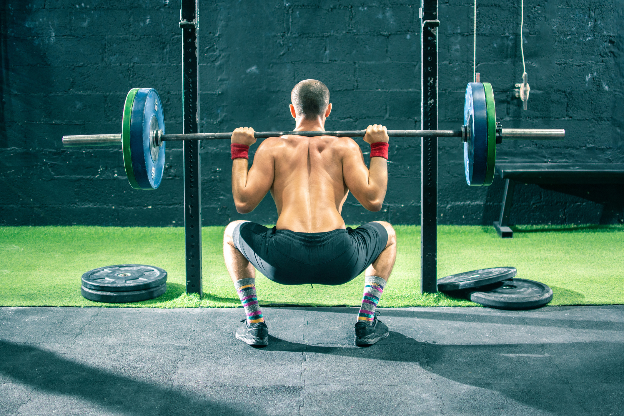 La sentadilla profunda es uno de los ejercicios más comunes en el entrenamiento de CrossFit.