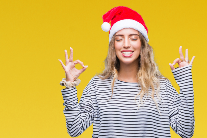 Una mujer que se relaja en Navidad es feliz