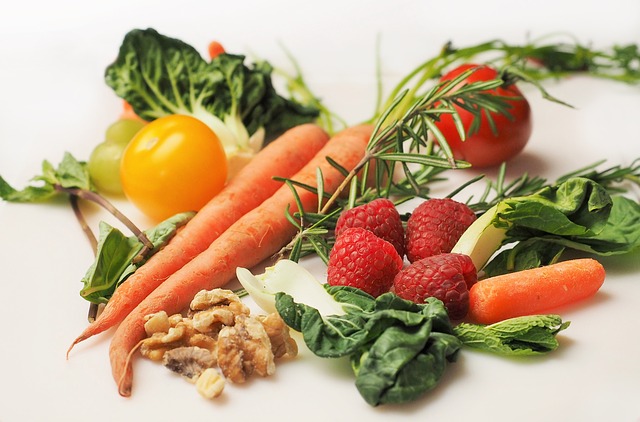 Verduras frescas, zanahorias, tomates, frambuesas, nueces. Suelta.