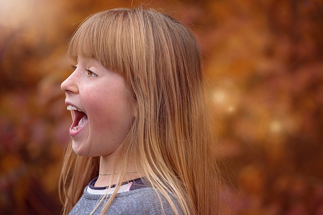 La chica grita, tensa sus cuerdas vocales