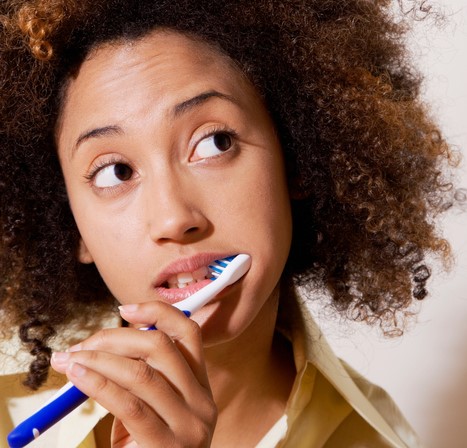 Mujer cepillándose los dientes