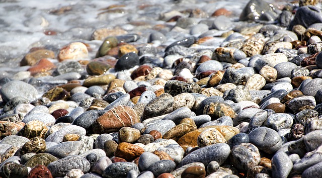 grava, piedras, agua, marcas cálculos urinarios